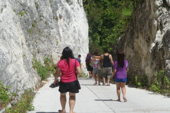 Hiking towards Tumalog Falls