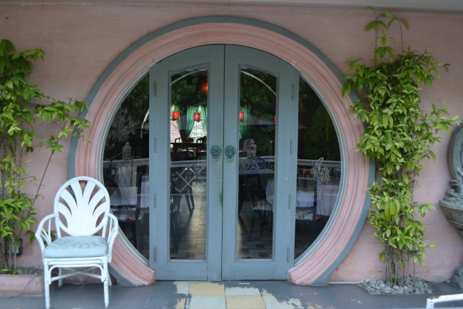 The back entrance of La Maison Rose reminds me of Bilbo’s house door. (Bilbo from The Hobbit)