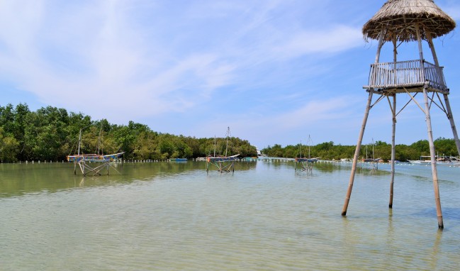 This is where the Battle of Mactan was said to have occurred; the sea is at low tide.