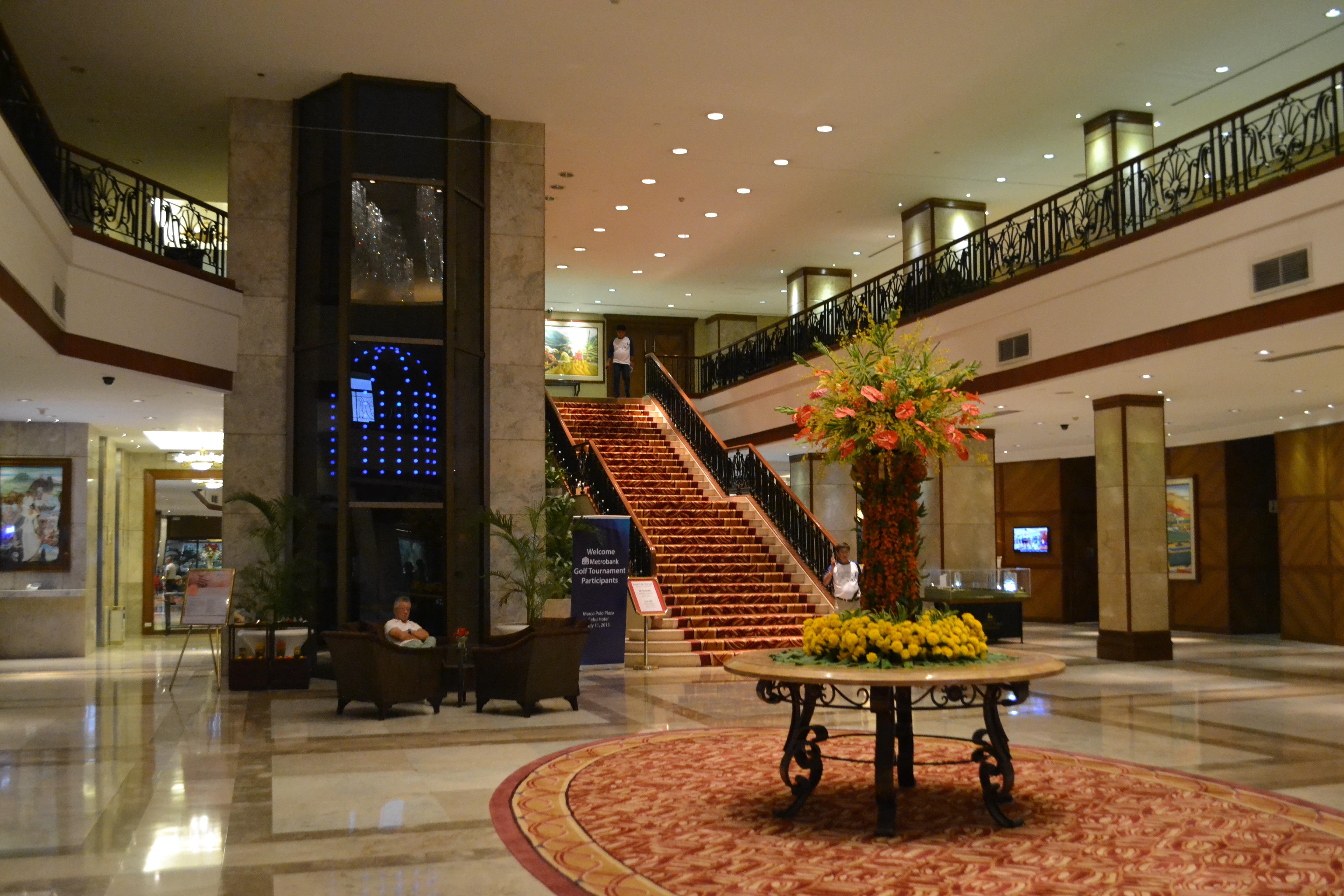 The lobby and its palatial feeling. [photo credit: Keita]