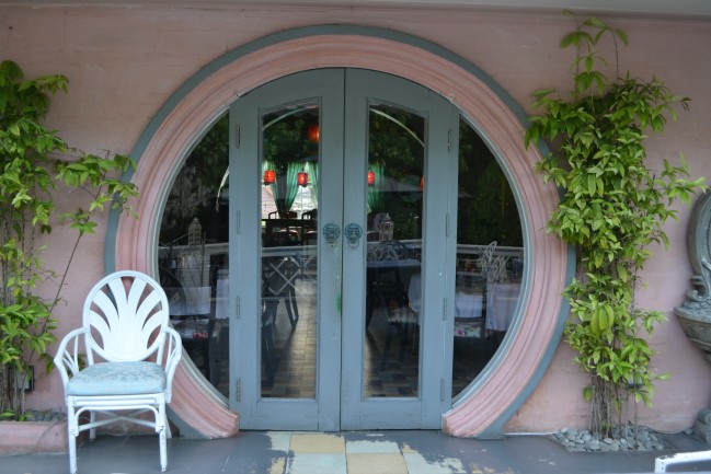 The back entrance of La Maison Rose reminds me of Bilbo’s house door. (Bilbo from The Hobbit)