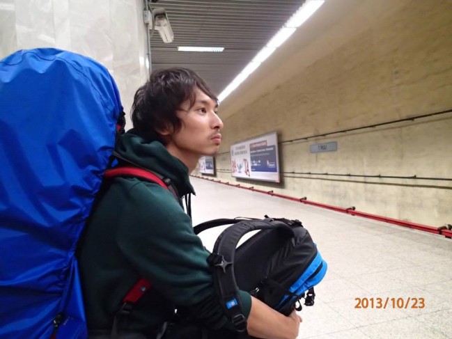 ルーマニア、ブカレストの地下鉄駅構内にて。